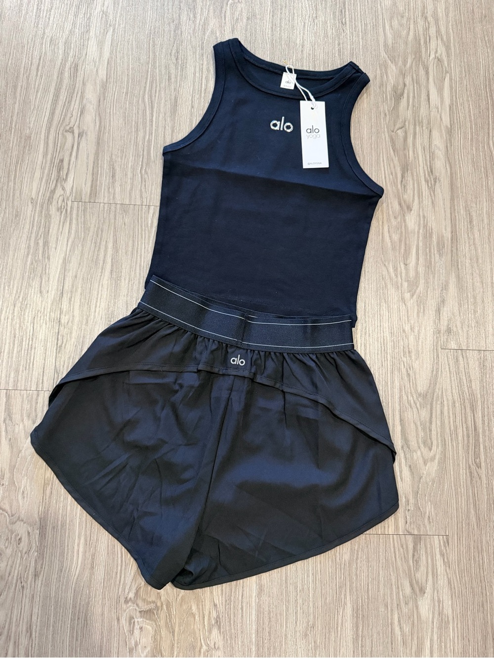 ALO Yoga Black Women’s Athletic Crop Tank & Shorts Set - Picture 2 of 3